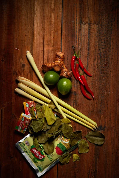 Tom Yam Tayland Yemeği Baharatlı Yiyecekler Tahtada Tom Yam Çorbası — Stok fotoğraf