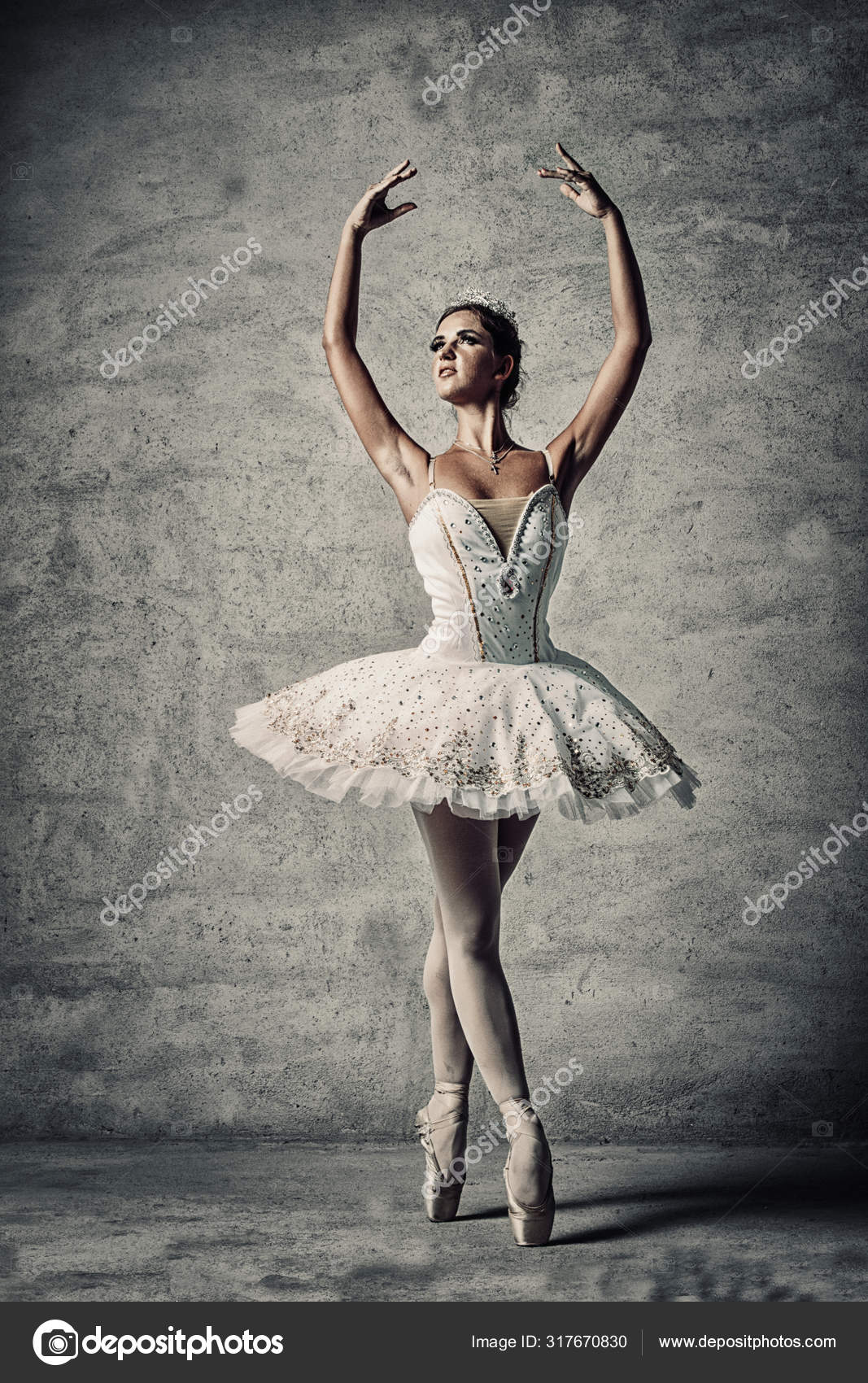 Foto de Bailarina Em Pé Com Os Dedos Dos Pés e mais fotos de stock de  Dançarina de Balé - Dançarina de Balé, Ângulo Agudo, Balé - iStock