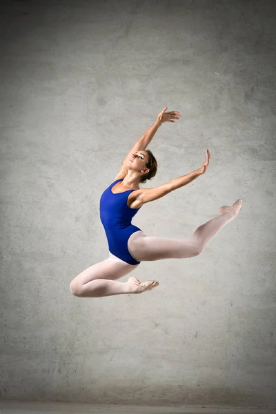 芭蕾舞蹈家 舞蹈家 优雅的女士 芭蕾舞演员摆好姿势 音乐会 图库图片