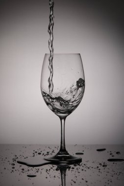 Şarap kadehi. Reklam bardağı ve içkiler arka planda. Şampanya kadehi, buzlu şarap kadehi, dondurucu çerçeve..