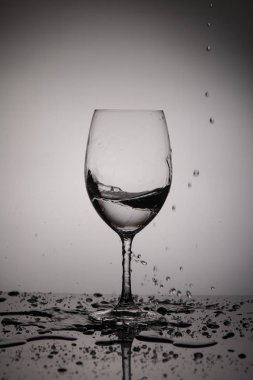 Şarap kadehi. Reklam bardağı ve içkiler arka planda. Şampanya kadehi, buzlu şarap kadehi, dondurucu çerçeve..