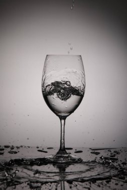 Şarap kadehi. Reklam bardağı ve içkiler arka planda. Şampanya kadehi, buzlu şarap kadehi, dondurucu çerçeve..