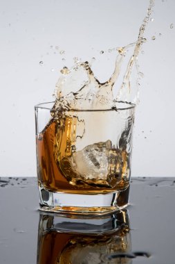 Bir bardak viski, damla, sprey, biraz sıvı, yoğun bir günün ardından mola, dinlenme zamanı, İskoç gelenekleri, İrlanda içkisi, viski ya da viski.,
