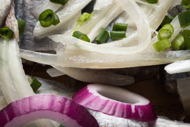 Yiyecek ve Viking denizcileri, votkalı aperatifler, Rus usulü, ahşap kesme tahtasında yemek pişirmek için malzemeler. yemek fotoğrafı