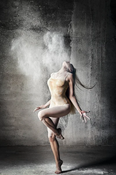 Niesamowicie Piękna Poza Tancerki Latającą Mąką Szarym Tle Piękna Baletnica — Zdjęcie stockowe