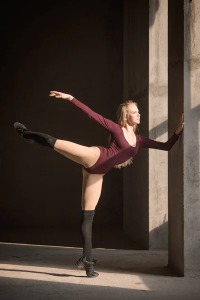 Ballerina Bionda Erge Sulle Dita Uno Sfondo Grigio Posizione Ballo — Foto Stock