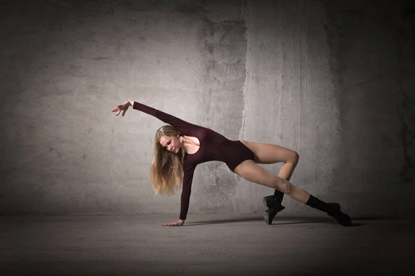 Ballerina Bionda Sta Sulle Dita Uno Sfondo Grigio Posa Danza — Foto Stock