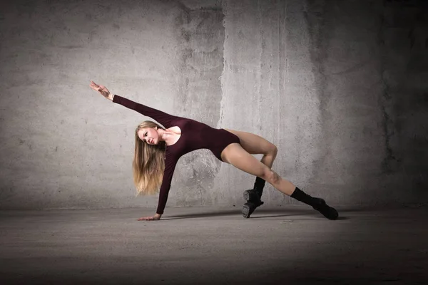 Ballerina Bionda Sta Sulle Dita Uno Sfondo Grigio Posa Danza — Foto Stock