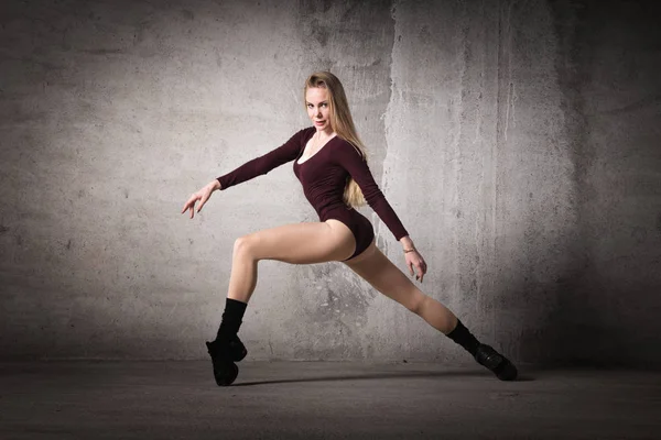 Ballerina Bionda Sta Sulle Dita Uno Sfondo Grigio Posa Danza — Foto Stock