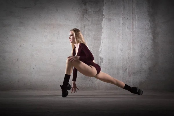 Blonde Dancer Stands Fingers Gray Background Dance Pose Dance Body — Stock Photo, Image