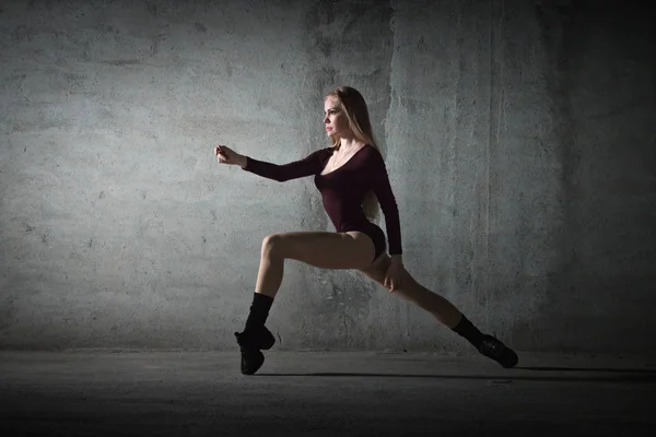 Ballerina Bionda Sta Sulle Dita Uno Sfondo Grigio Posa Danza — Foto Stock