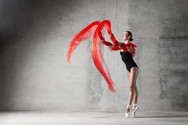 Dziewczyna Pointe Czerwoną Szmatką Szarym Tle Girl Taniec Tancerka Balet — Zdjęcie stockowe