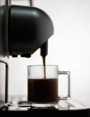 Bir kahve makinesi cam bir fincanda kahve yapar. Cappuccino, yemek, bardak, bardak, sabah, kahvaltı, buhar, sıcak içecek, demleme