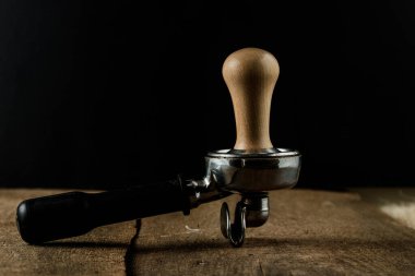 Bir kahve makinesine göre fazla asabisin. Enstrüman, kahve, içki, barista, kafe