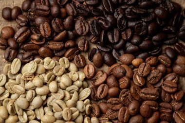 Farklı rostodan dört çeşit kahve çekirdeği. Kahvenin aroması, seçilmiş fasulyeler, Arabika, enerji, rahatlama, zevk.
