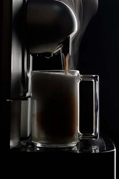 Přístroj Kávu Dělá Latté Skleněném Šálku Tmavém Pozadí Cappuccino Vaření — Stock fotografie