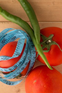 Vücut için faydalı sebzeler. Domates, vücudu ölçmek için bir santimetrelik biber. Spor, spor, spor, vitaminler, sağlıklı yiyecekler, sebzeler, diyet, zayıflama, domates, böğürtlen, yeşil 