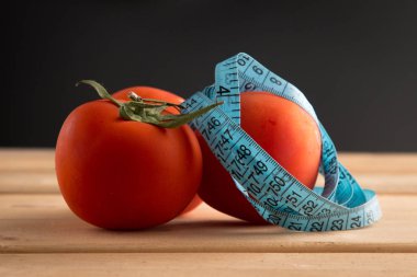 Vücut için faydalı sebzeler. Spor, fitness, sağlıklı yiyecek, sebze, diyet, zayıflama, domates, böğürtlen