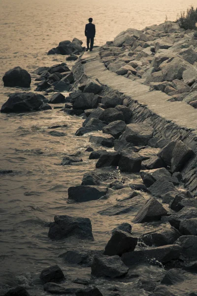 Man Walking Promenade Sea Line Road Running Sea Rocky Road — Stock Photo, Image