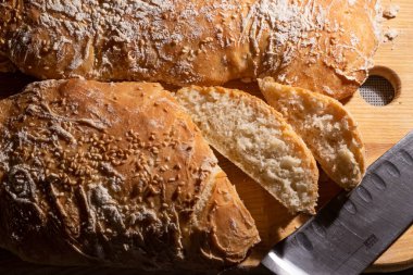 Üzerine susam tohumları serpiştirilmiş bir porsiyon beyaz ekmek. Taze, dokuma, yemek, fırın, yemek, lezzetli.