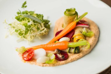 Tabakta ilginç bir sebze servisi. Çok lezzetli yemekler, sağlıklı yemekler, restoranda öğle yemeği, üst sınıf, salata.