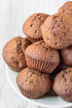 Tahta arka planda çikolatalı kekler..