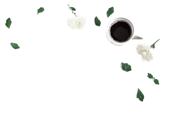 コピースペース付きの白いテーブルの上のコーヒーと花 フラットレイ — ストック写真