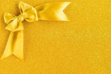 Altın kurdele arkaplanda altın sarısı yarı beyaz parlıyor. Kopyalama alanı olan şenlikli arkaplan.