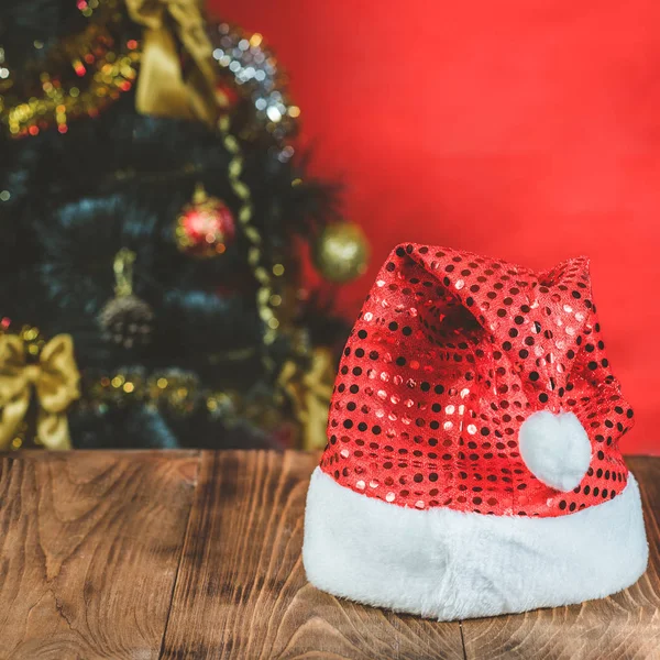 Árbol Navidad Decorado Con Lazos Cinta Dorada Sobre Fondo Rojo —  Fotos de Stock