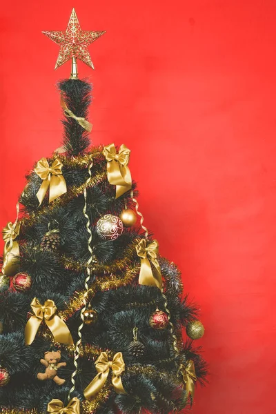 Прикрашена Різдвяна Ялинка Золотими Стрічками Червоному Тлі Копією Простору — стокове фото