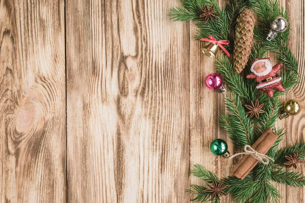 Weihnachtskomposition Aus Tannenzweigen Mit Weihnachtsstäbchen Zapfen Zimtstangen Badischen Kugeln Geschenkschachteln — Stockfoto