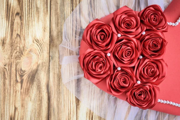 Ručně Vyrobené Valentýnské Srdce Červené Tkaniny Saténové Stuhy Růže Bílé — Stock fotografie