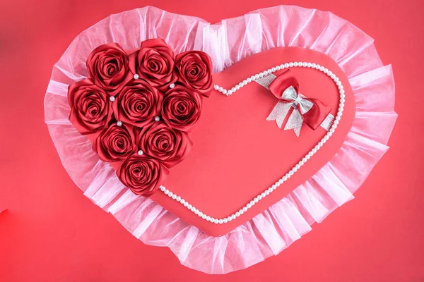 Coração Valentim Feito Mão Tecido Vermelho Rosas Fita Cetim Contas — Fotografia de Stock