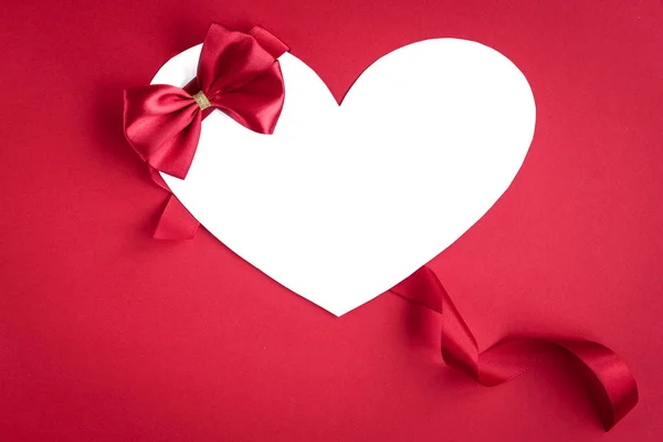 Papel Branco Valentim Coração Cartão Com Fita Cetim Vermelho Fundo — Fotografia de Stock