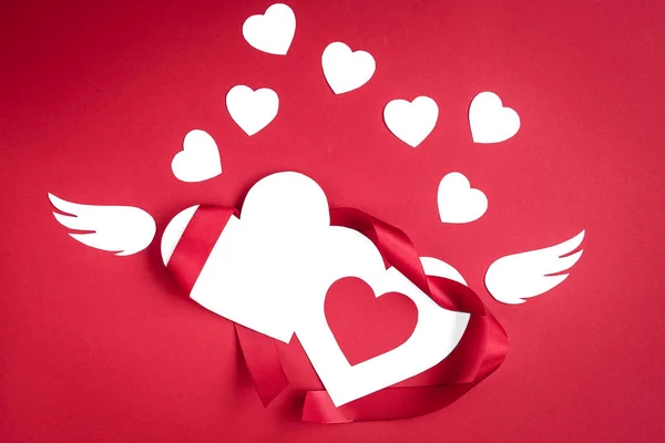 Две Белые Бумажные Валентинки Сердце Красными Лентами Лук Красном Фоне — стоковое фото