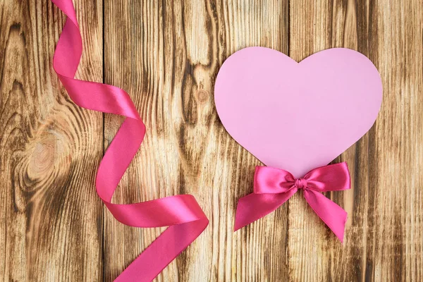 Růžová Stuha Luk Růžovým Papírem Valentýnské Karty Dřevěném Pozadí — Stock fotografie