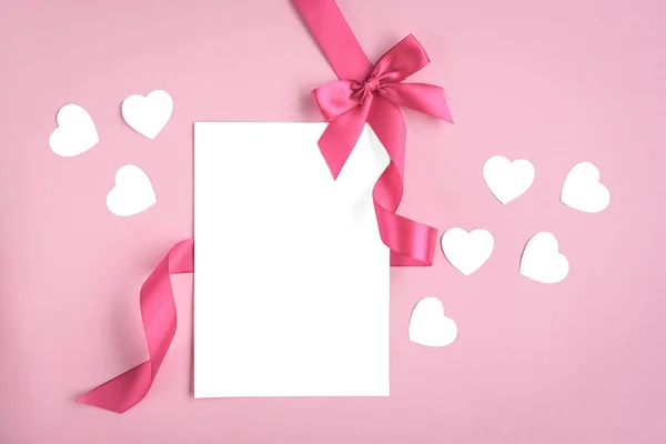 Tarjeta Papel Blanco Con Lazo Cinta Rosa Sobre Fondo Rosa — Foto de Stock