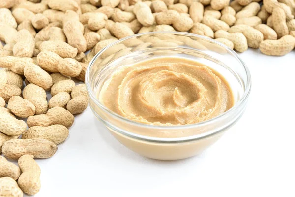 Erdnussbutter Und Erdnüsse Auf Weißem Hintergrund — Stockfoto