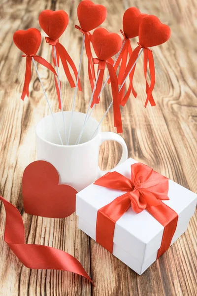White Gift Box Red Riibon Bow White Mug Red Hearts — Stock Photo, Image