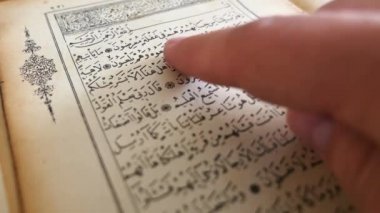 Kuran 'ı okuyun, kitabı kapatın.