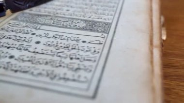 Kuran 'ı okuyun, kitabı kapatın.