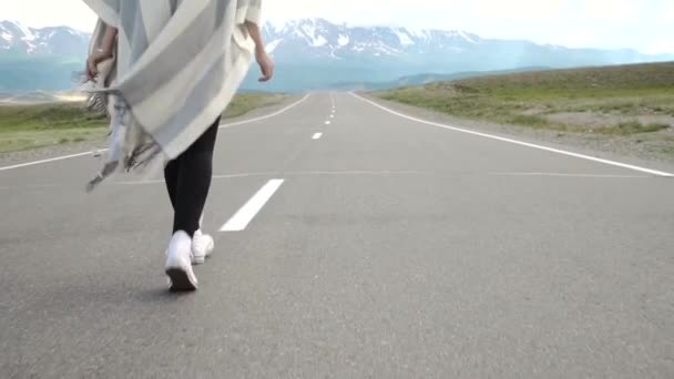 Une Jeune Femme Marche Sur Route — Video