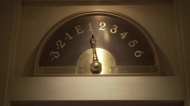 旧电梯的箭头运动 — 图库视频影像