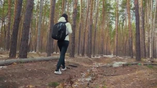 Une Jeune Femme Marche Dans Parc — Video