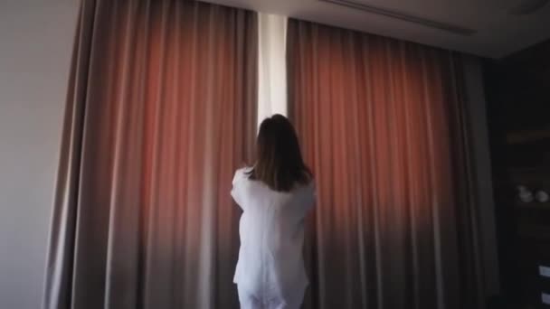 Junge Frau Öffnet Den Vorhang — Stockvideo