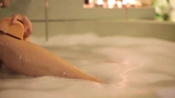 Une Jeune Femme Lave Salle Bain — Video