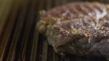 Biftek pişir, taze et kızart.,