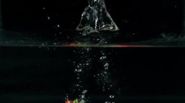 Çilekler yavaş çekimde suya düşüyor