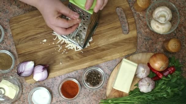 在烤架上切碎奶酪 — 图库视频影像