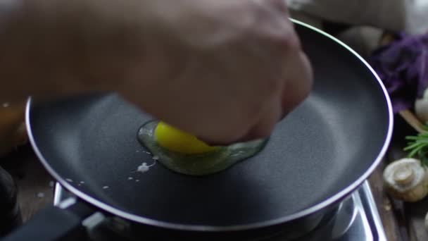 Μαγείρεμα Τηγανητά Αυγά Ένα Τηγάνι Close — Αρχείο Βίντεο